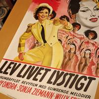 lev livet lystigt, film plakat poster. Forestiller dansende kvinder.